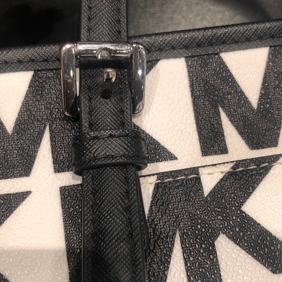 MICHAEL KORS lightly used bag in good condition. Black and off - white. - Picture 9 of 11